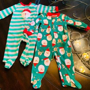 Bundle of TWO 🤶 Christmas One-piece Sleepers with zippers and footed size 6-9m